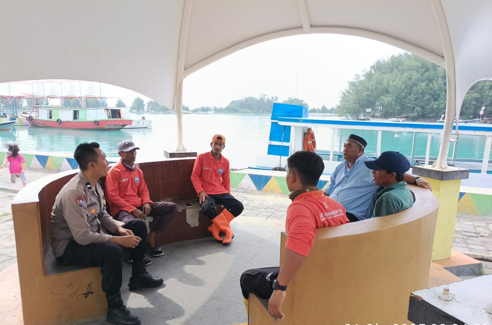 Dekat dengan Warga, Bhabinkamtibmas Pulau Kelapa Ajak Masyarakat Jaga Kamtibmas dan Peduli Lingkungan