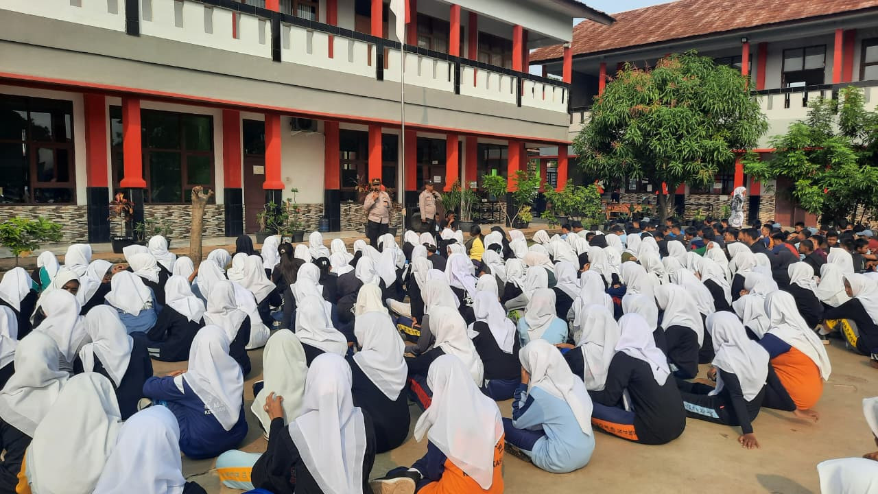 Polsek Bantargebang Laksanakan Binluh dan Pelatihan Baris Berbaris di SMKN 15 Kota Bekasi