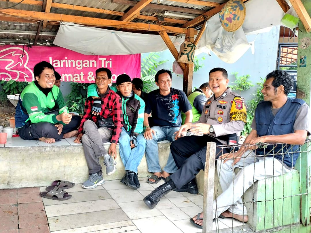 Bhabinkamtibmas Jakamulya Ajak Komunitas Ojol Bersinergi Jaga Keamanan Kota Bekasi