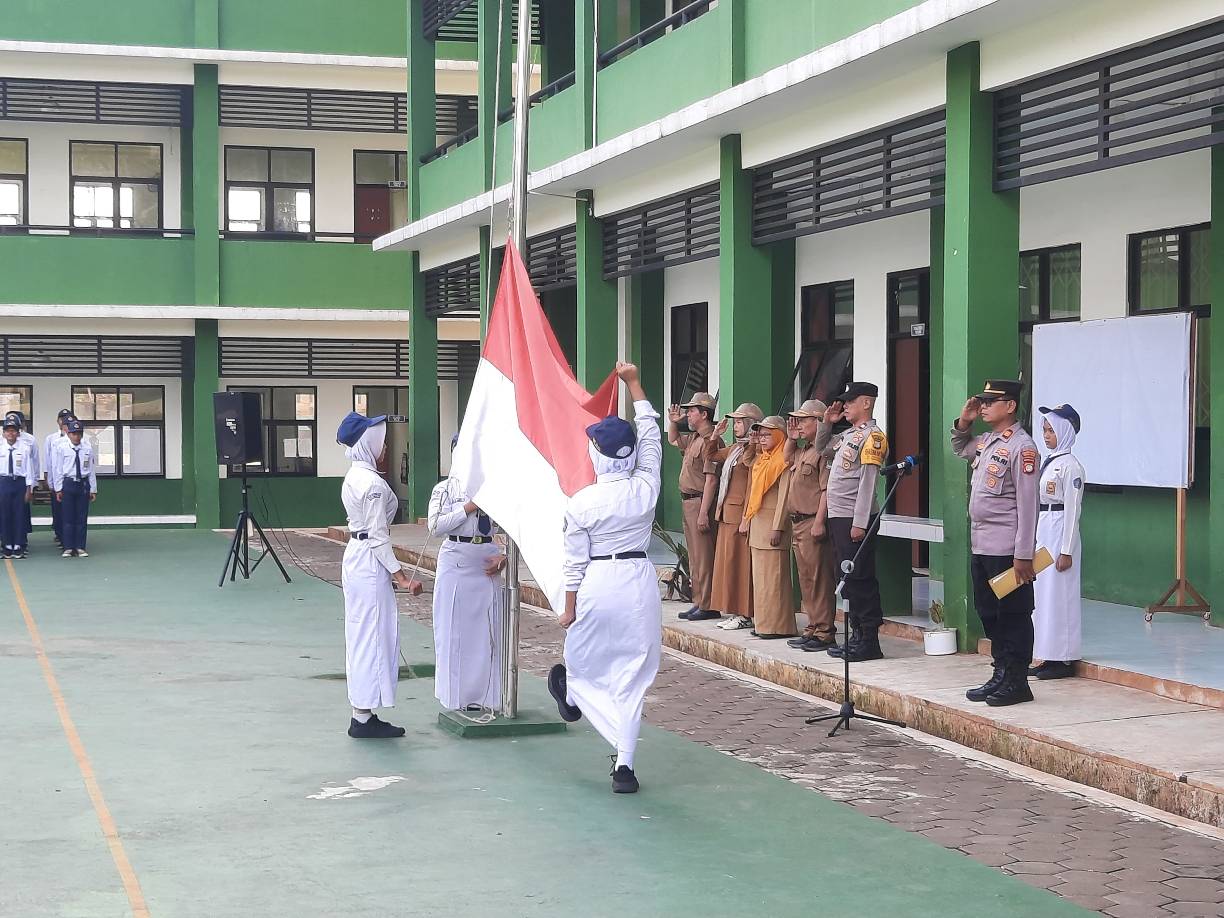 Kanit Binmas Polsek Bantar Gebang Jadi Inspektur Upaya di SMPN 59 Kota Bekasi dan Berikan Penyuluhan Kamtibmas