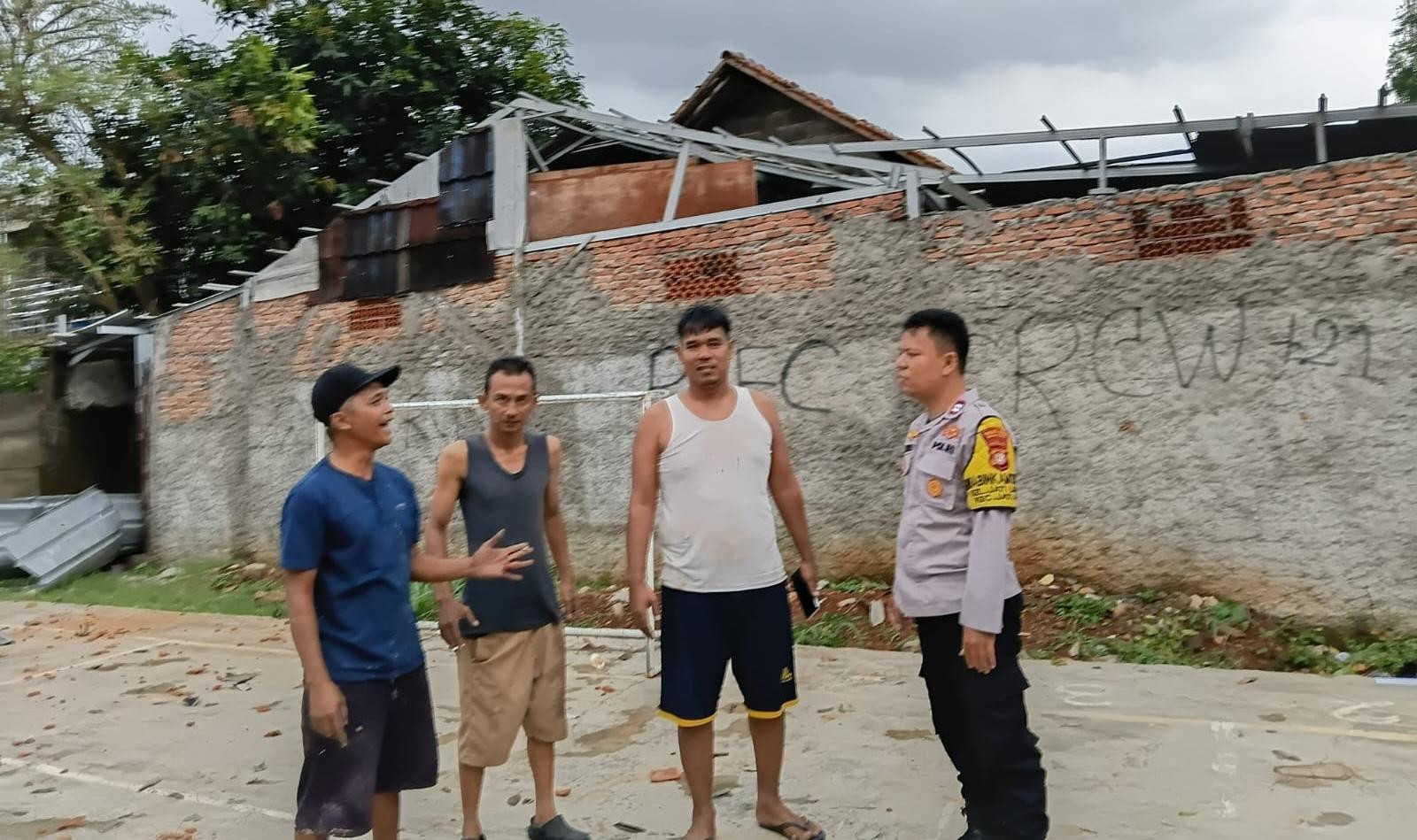 Respons Cepat Cuaca Ekstrem, Polsek Jatiasih Pantau Kerusakan Rumah Warga Akibat Angin Kencang