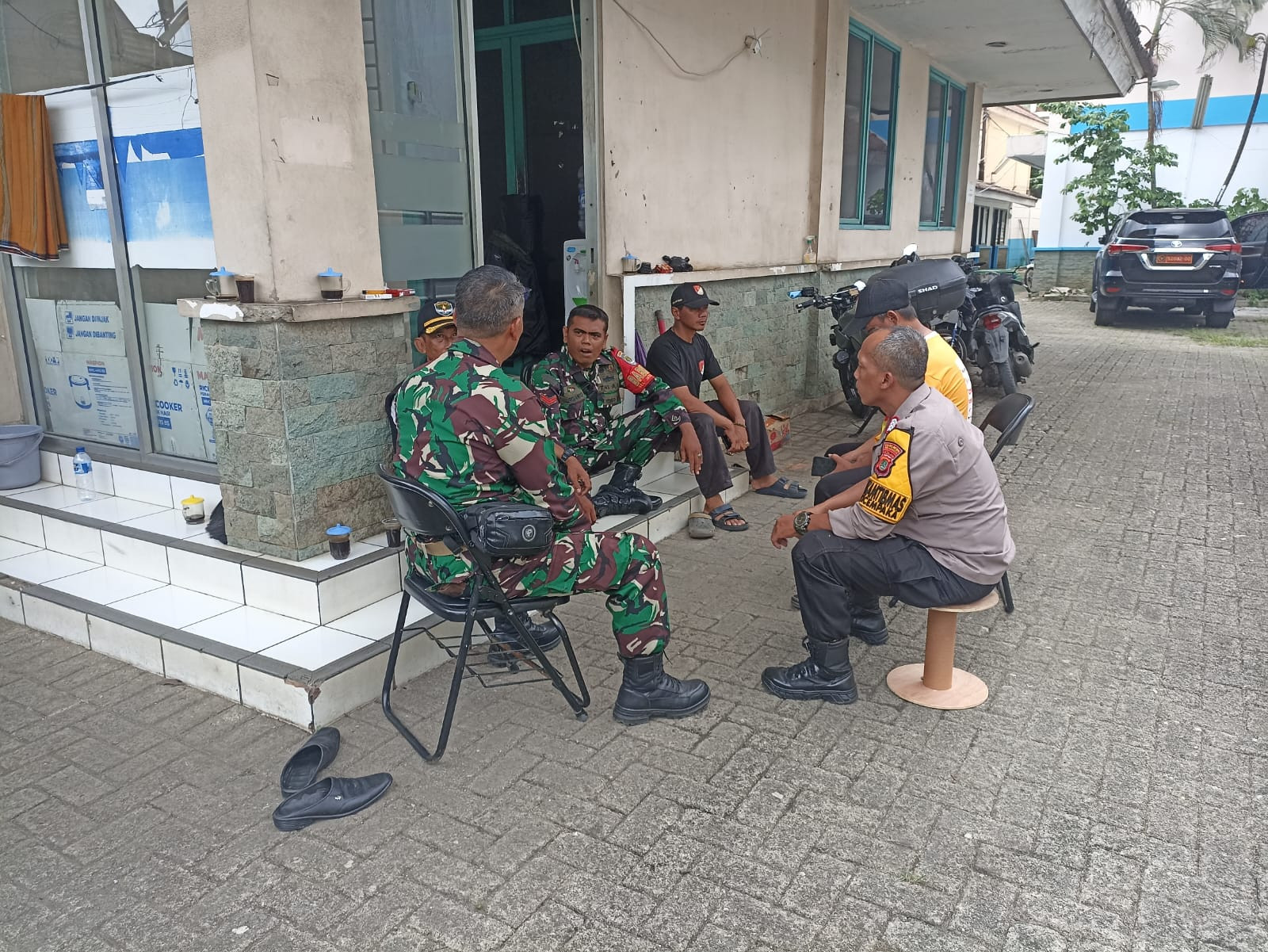 Perkuat Keamanan Lingkungan, Sinergi Bhabinkamtibmas dan Babinsa Jaticempaka Sasar Titik Rawan Kejahatan