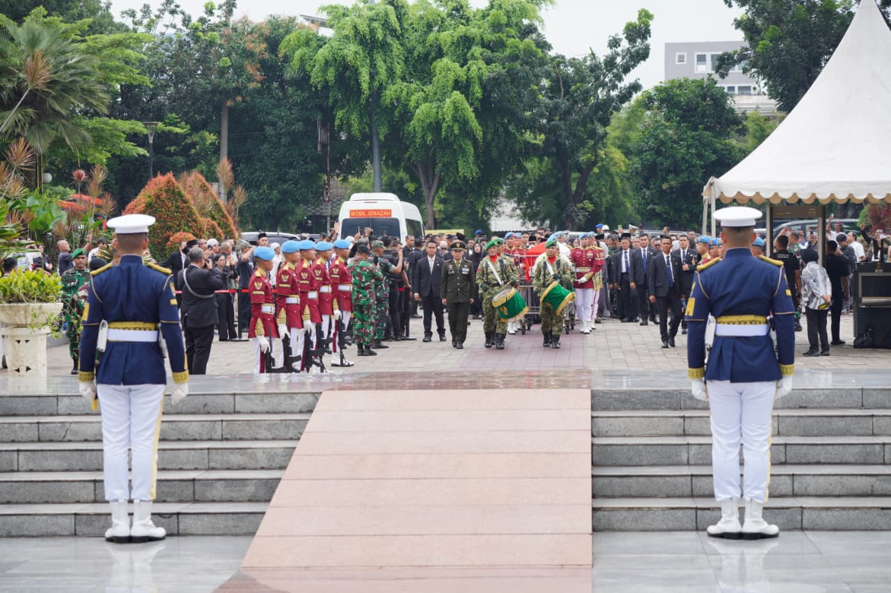 Panglima TNI Pimpin Upacara Penyerahan Jenazah dan Ikuti Upacara Pemakaman Wapres ke-6 RI