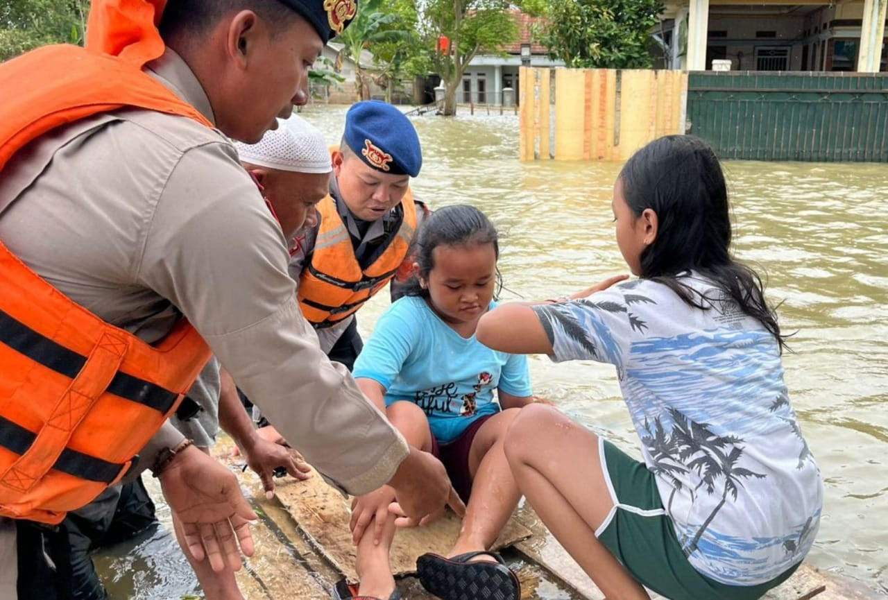 Kabid Humas Bersama Tim SAR Sat  Brimob Polda  Jabar, Hadir di Garis Terdepan, Bantu Masyarakat di Tengah Bencana Banjir