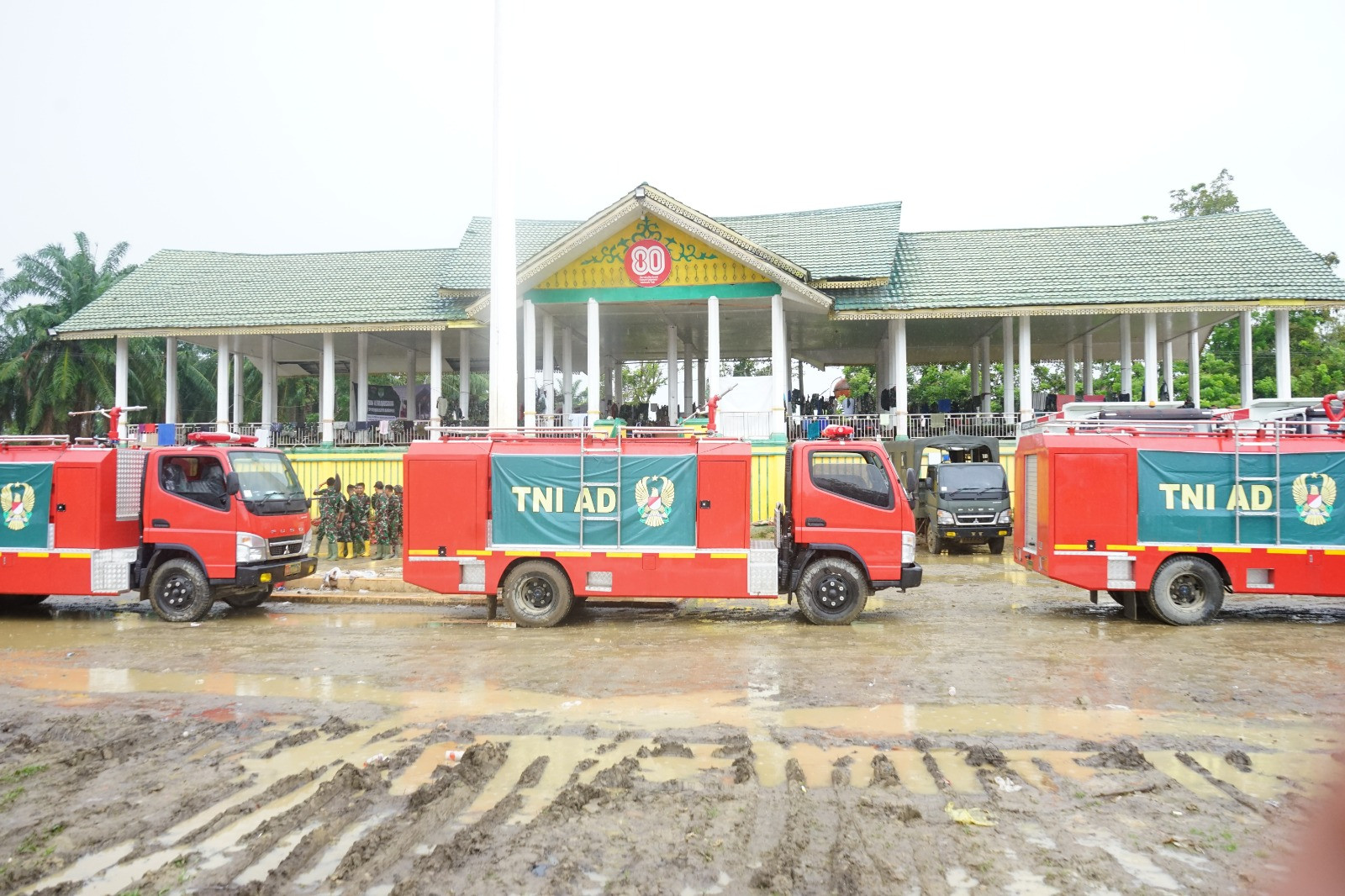 TNI AD kerahkan Damkar Bantu Pemulihan Fasilitas Umum Pascabanjir Bandang di Aceh Tamiang