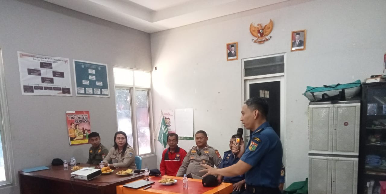 Polsek Pademangan dan Damkar Gelar Pelatihan Pemadaman Api Dukung Program “Jaga Lingkungan” di Kelurahan Ancol