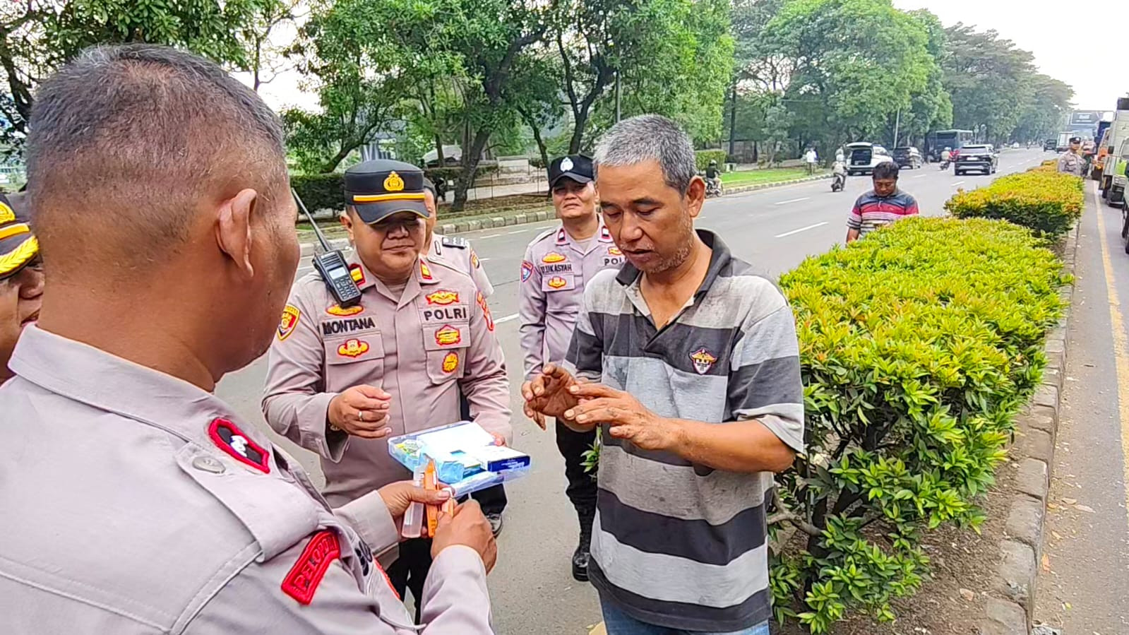 Truk Box Mendadak Terbakar di Dekat Pasar Tanah Tinggi, Personel Polres Metro Tangerang Kota Bergerak Cepat Selamatkan Sopir