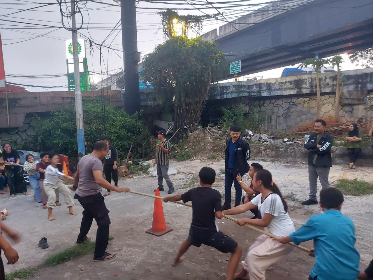 Meriah! Polisi dan Warga Penjaringan Rayakan HUT Bhayangkara ke-80 dengan Lomba Tradisional