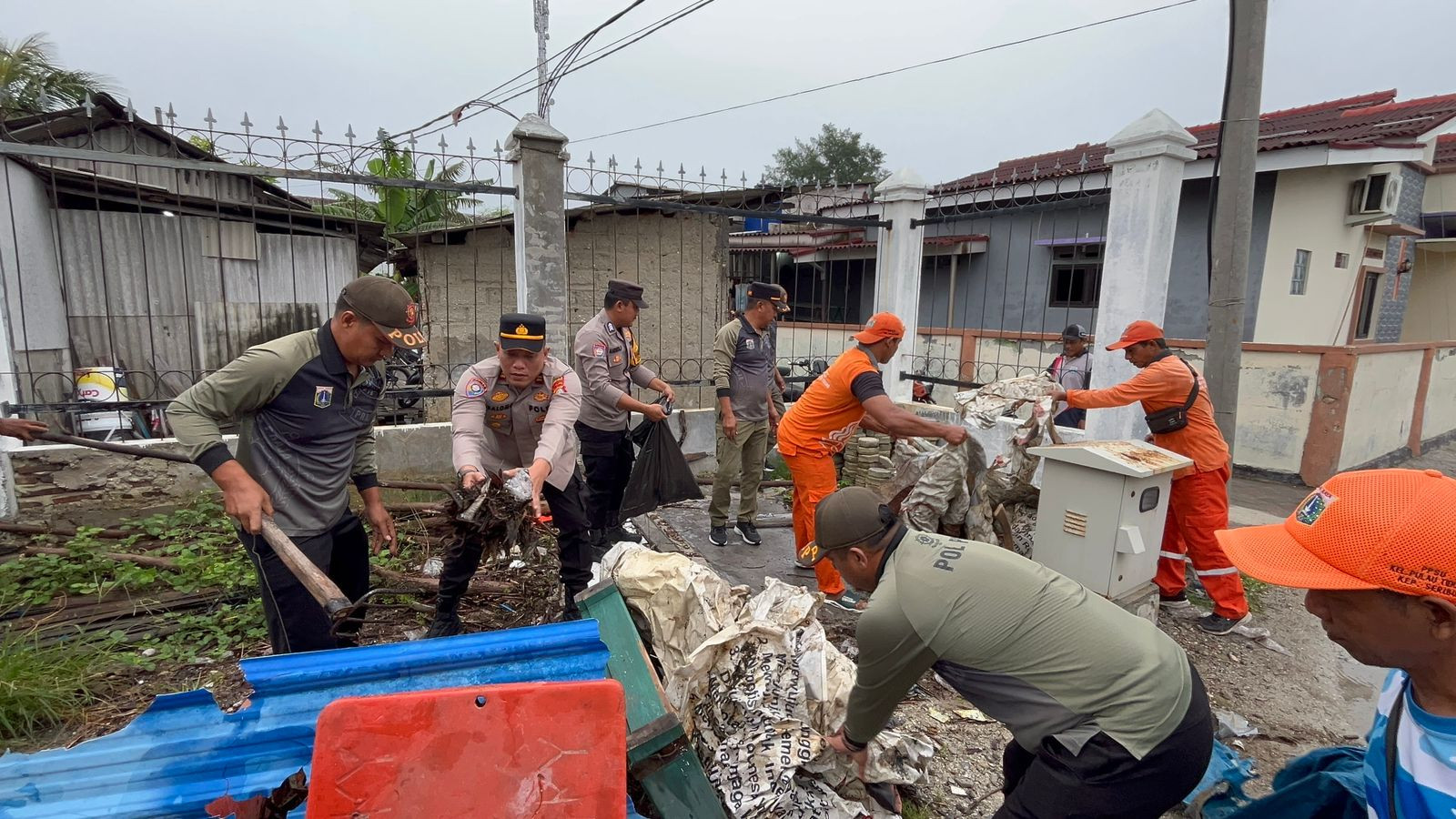 Polres Kepulauan Seribu dan Jajaran Polsek Gelar Jumat Bersih Serentak, Perkuat Sinergi dan Kepedulian Lingkungan