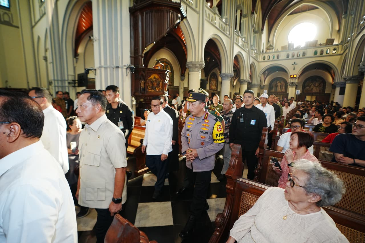 Tinjau 2 Gereja, Kapolri Pastikan Pengamanan dan Pelayanan Misa Malam Natal