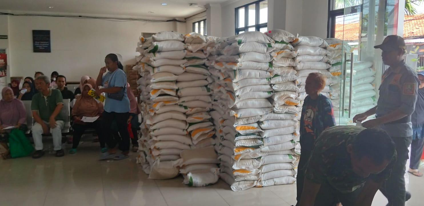 Sinergi TNI-Polri, Babinsa dan Bhabinkamtibmas Kawal Distribusi Bansos untuk Ribuan Warga Jatirasa
