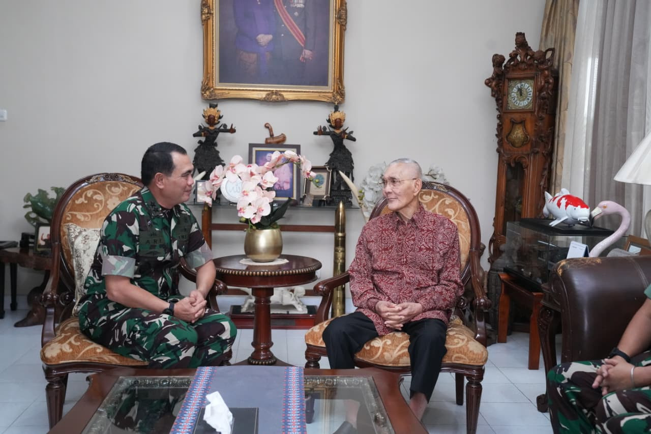 Anjangsana TNI ke Jenderal TNI (Purn) Try Sutrisno: Kita Tidak Boleh Melupakan Persatuan