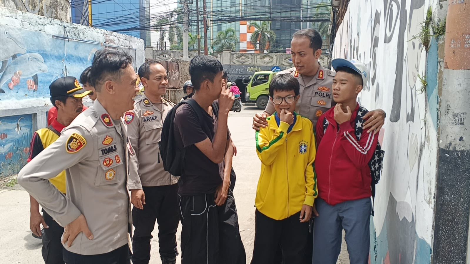 Jaga Jakarta – Jaga Lingkungan, Polsek Metro Penjaringan Gelar Patroli Jalan Kaki dan Dialogis di Wilayah Pluit dan Kertajaya