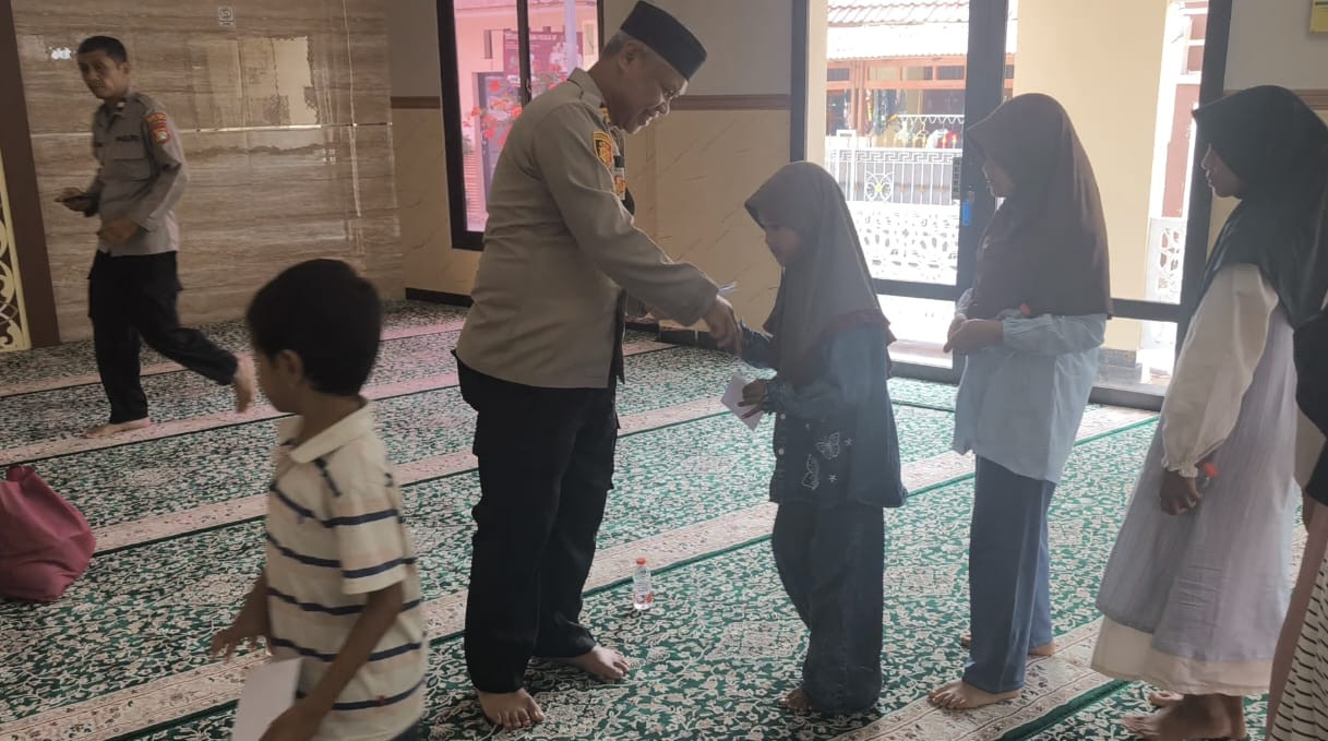 Rabu Berkah, Kapolsek Bekasi Barat Santuni 12 Anak Yatim di Kotabaru