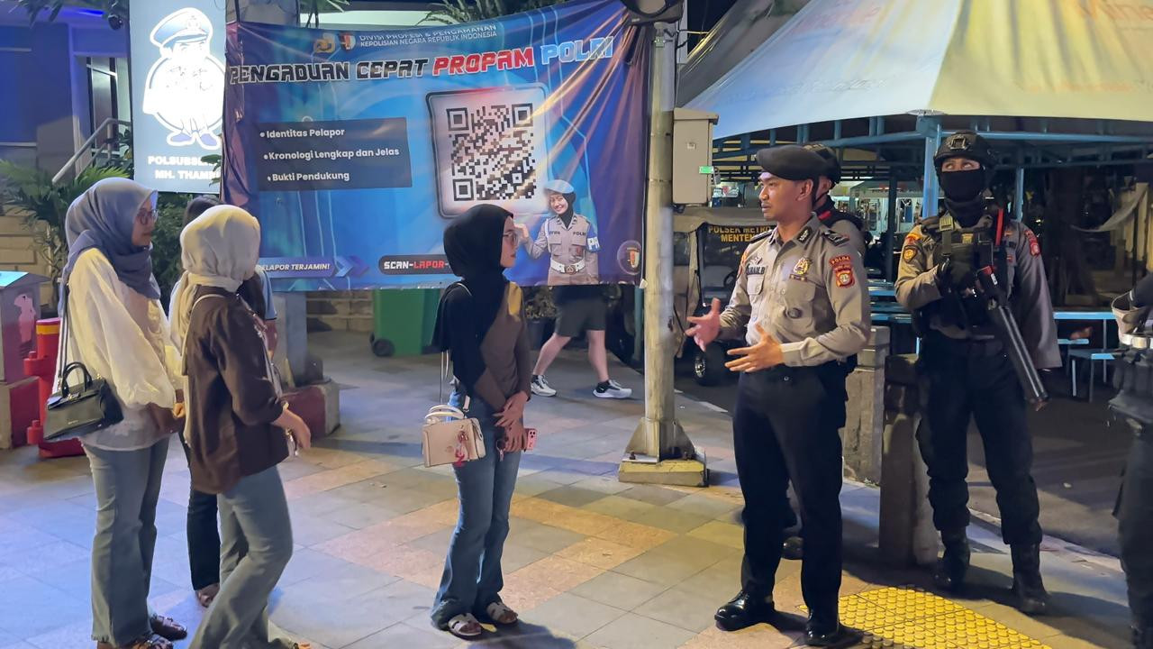 Sapa Warga di Bundaran HI, Polisi Patroli Malam Ciptakan Rasa Aman