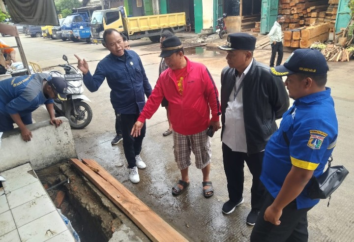 Lurah Sukarmin Turun Tangan, Saluran Air RW 08 Bebas Sumbatan