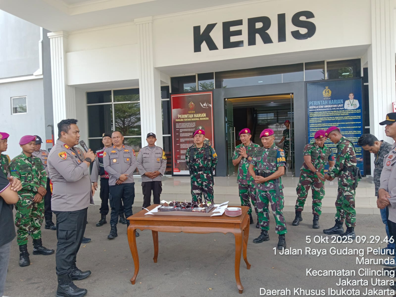 Polres Metro Jakut dan Polsek Cilincing Beri Kejutan Ulang Tahun ke-80 untuk Prajurit TNI di Mako Pasmar I Marunda