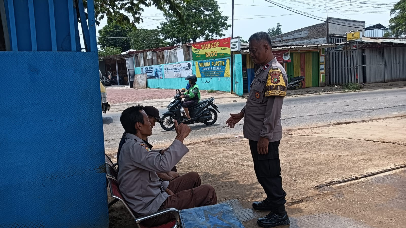 Cegah Curanmor, Bhabinkamtibmas Polsek Bantargebang Gencarkan Kunjungan Keamanan di Mustikajaya