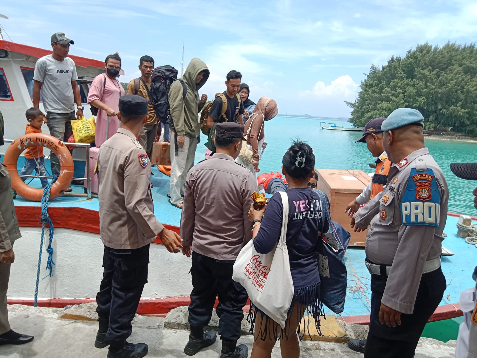 Polsek Kepulauan Seribu Utara Amankan Dermaga Pulau Kelapa, Beri Rasa Nyaman bagi Warga dan Wisatawan