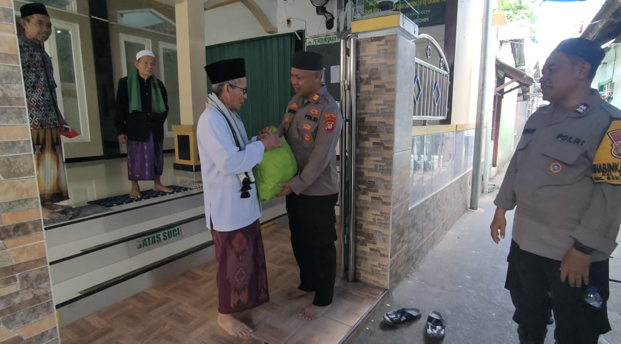 Silaturahmi Kamtibmas, Kapolsek Bekasi Barat Berikan Paket Sembako kepada Tokoh Agama Kranji