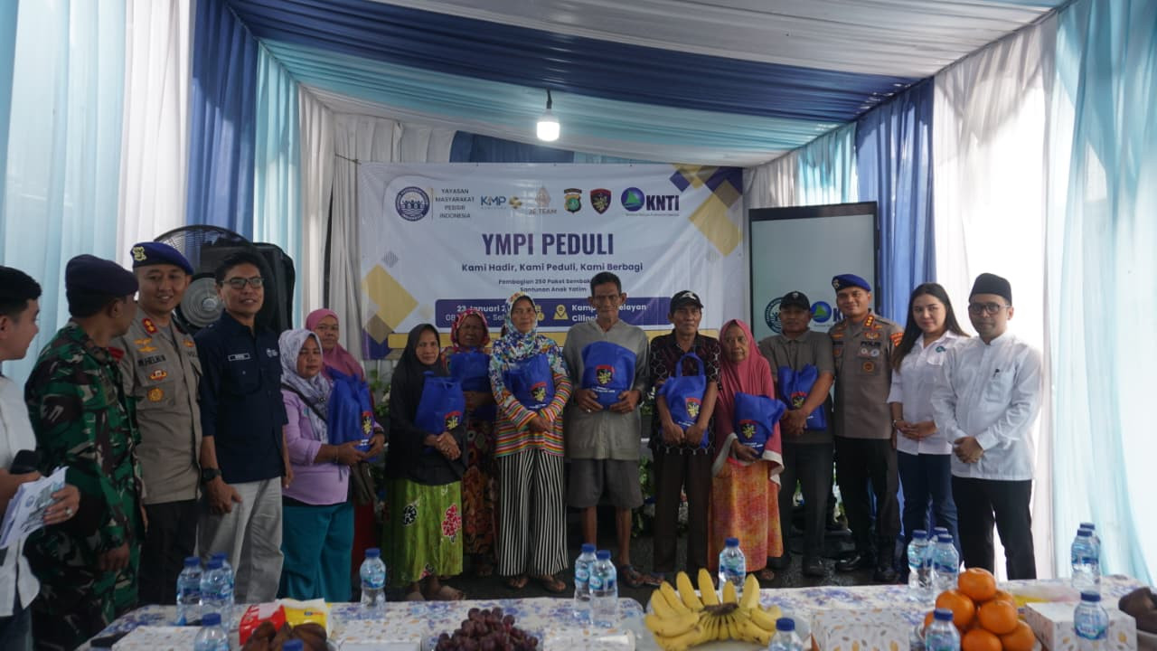 Respons Banjir Pesisir, Ditpolairud Polda Metro Jaya Bersama YMPI dan KNTI Gelar Bakti Sosial