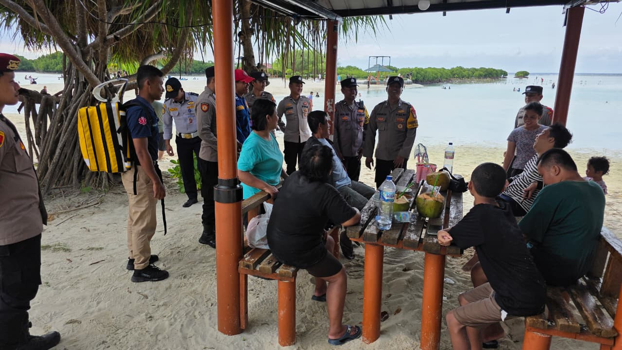 Patroli Jalan Kaki Pospam Ops Ketupat Jaya 2026, Polisi Sapa Wisatawan dan Imbau Keselamatan di Pantai, Hubungi 110 Saat Darurat