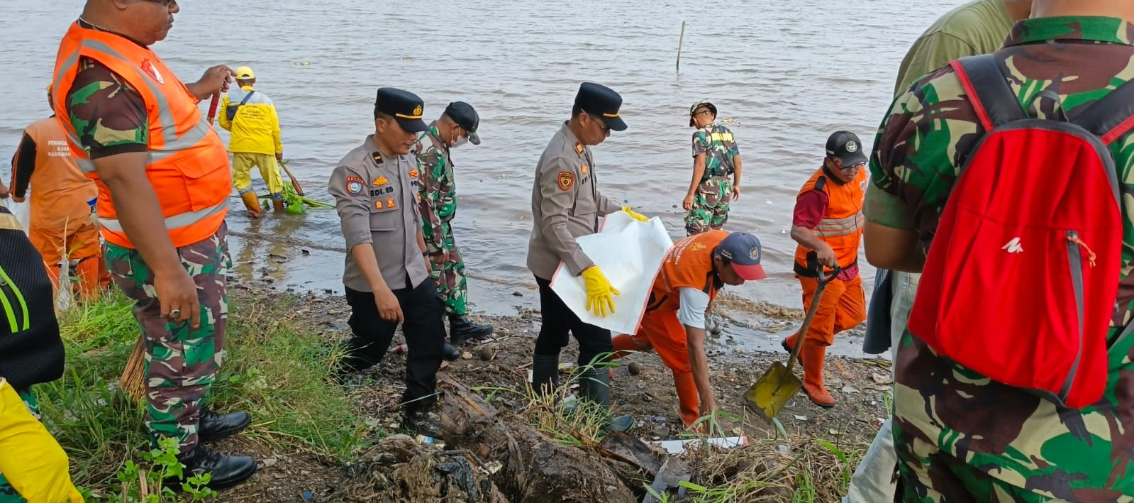 Ratusan Personel Gabungan Bersihkan Pesisir Marunda, Wujud Kolaborasi Jaga Lingkungan Jakarta Utara