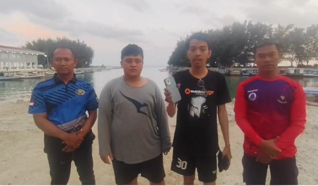 Aksi Sigap Polisi Selamatkan HP Wisatawan yang Jatuh ke Laut di Dermaga Pulau Pari