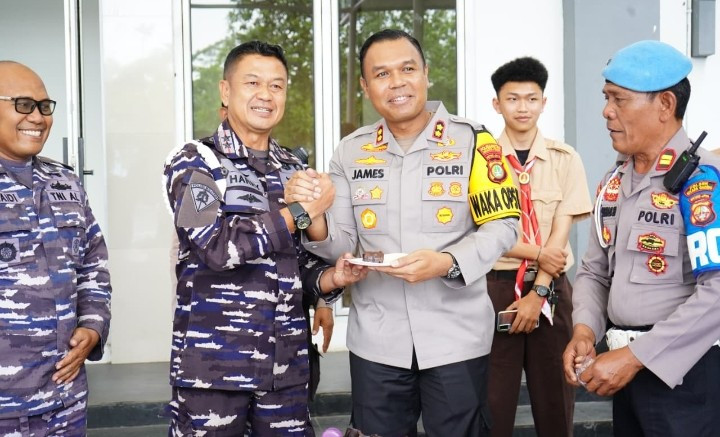Wakapolres Metro Jakarta Utara Beri Kejutan HUT ke-80 TNI AL di Puspomal