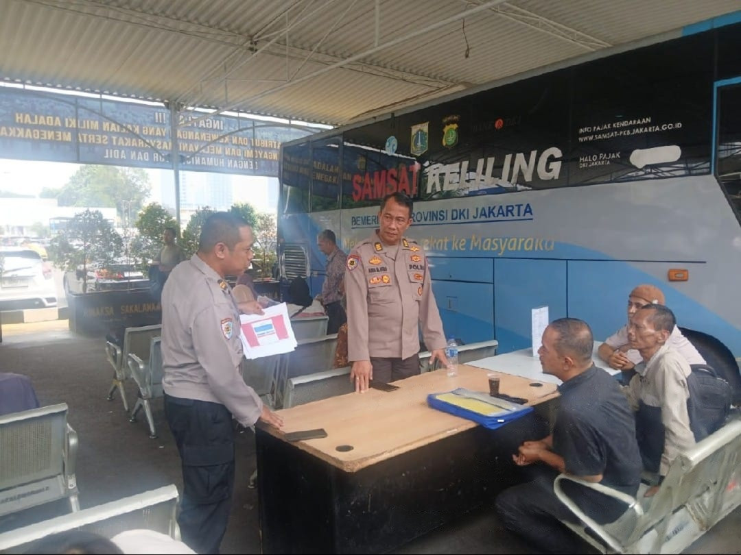 Itwasda Polda Metro Jaya Sosialisasikan SP4N-Lapor kepada Warga di Samsat Keliling