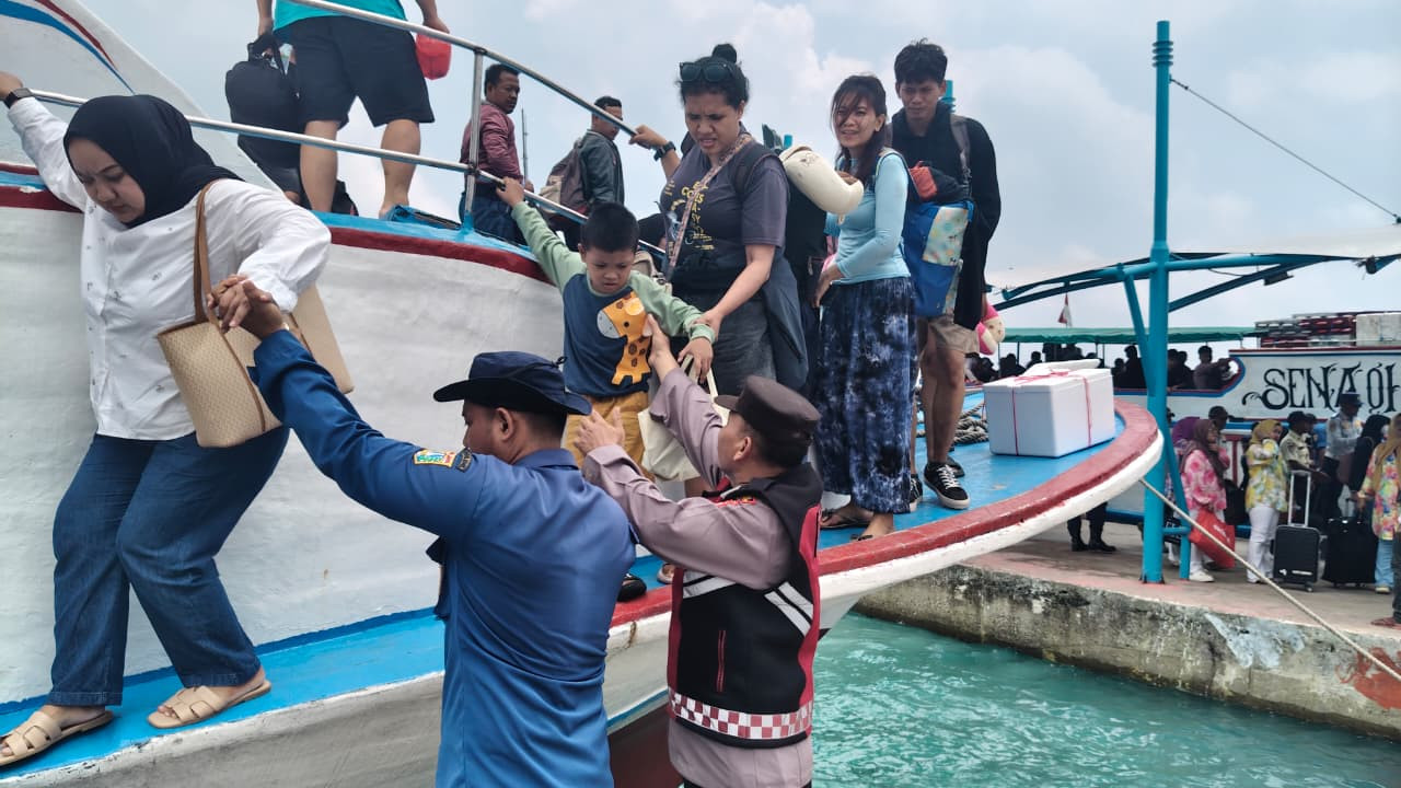 Polisi Baik, Anggota Polsek Kepulauan Seribu Utara Bantu Penumpang di Dermaga