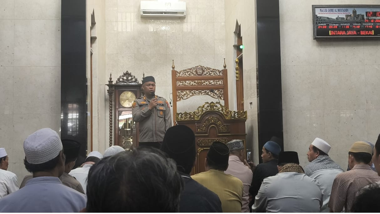 Kapolsek Bekasi Barat Ajak Jamaah Perhatikan Pergaulan Anak Saat Sholat Jum’at Keliling