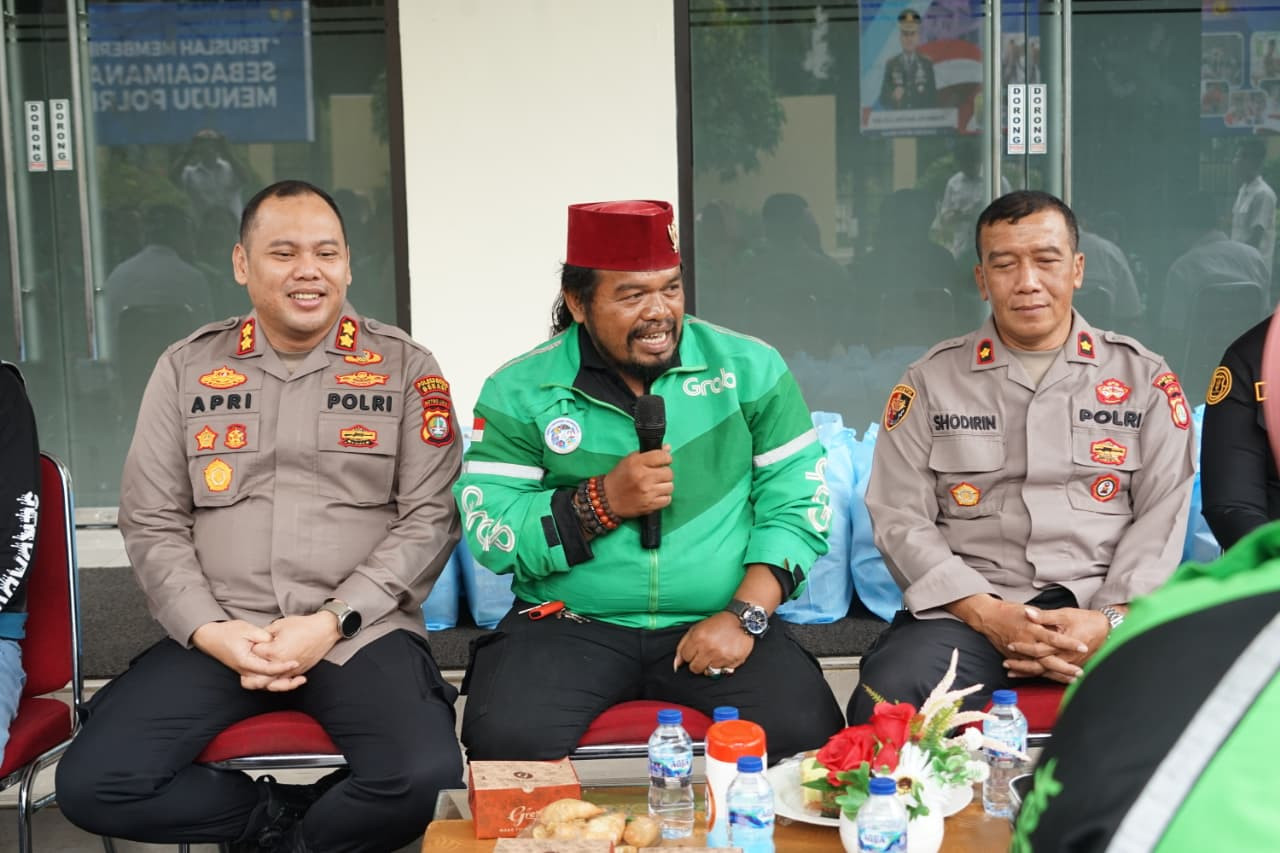 Jaga Kamtibmas, Polres Metro Bekasi dan Komunitas Ojol Jalin Kebersamaan Lewat Kegiatan Sosial
