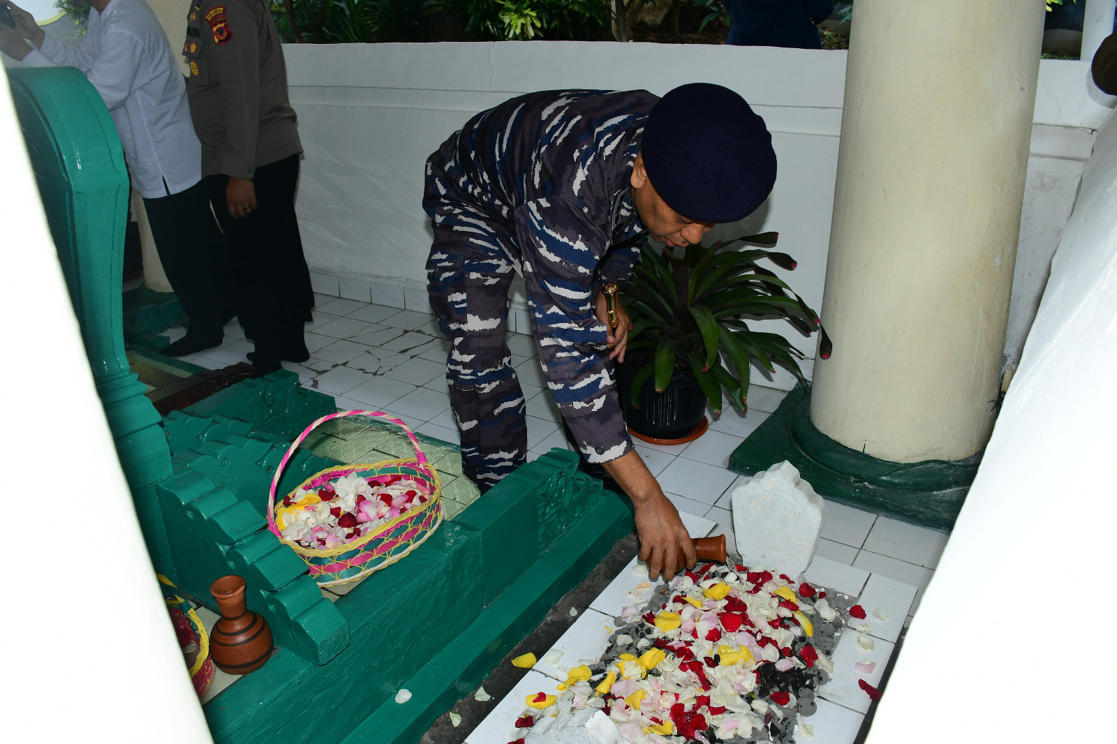 Komandan Lanal Bandung Hadiri Ziarah Makam Leluhur/Pendiri Kota Bandung Dalam Rangka Peringatan Hari Jadi Kota Bandung (HJKB) Ke-215