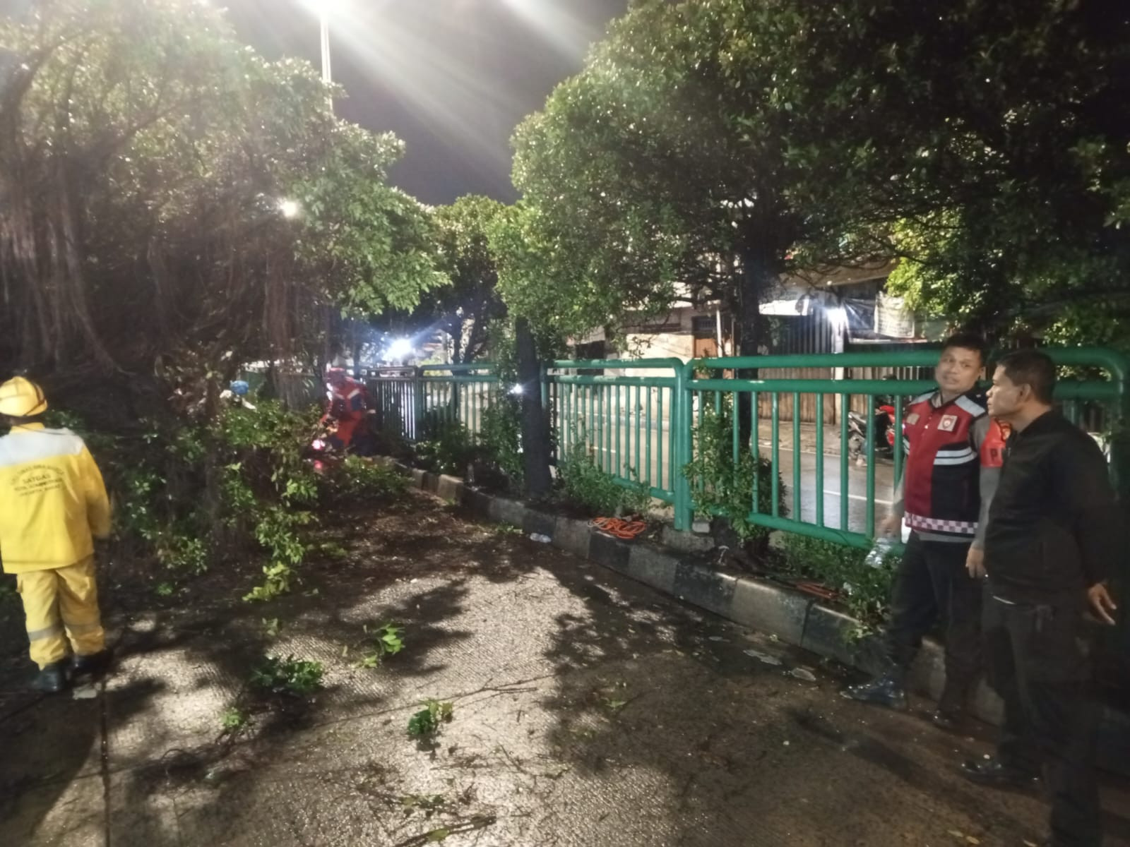 Aduan Warga via 110, Polsek Palmerah bersama Instansi Terkait Tangani Pohon Tumbang Di Ks Tubun