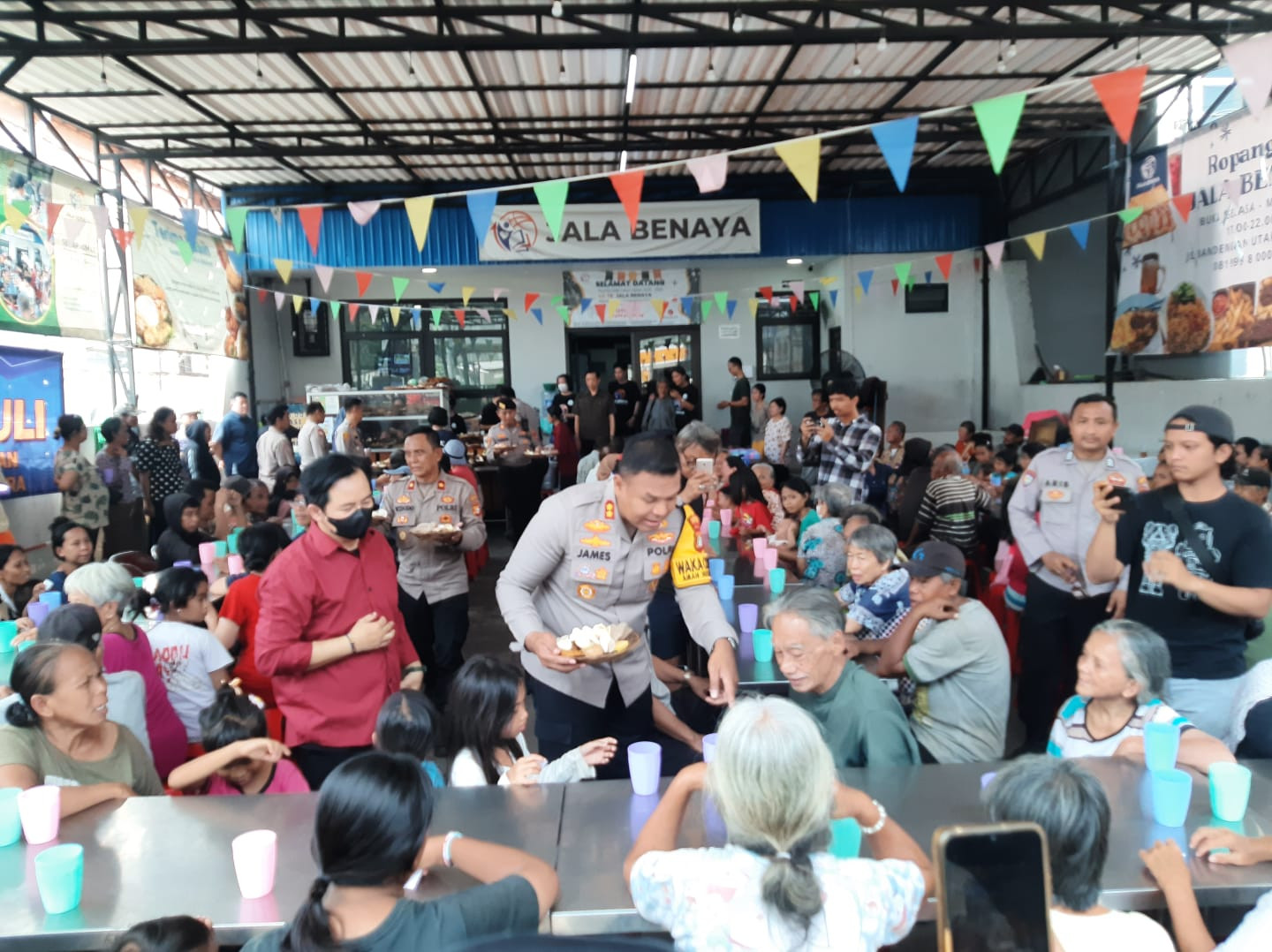 Polres Metro Jakarta Utara Gelar Jum'at Peduli, Bagikan 500 Paket Makanan di Penjaringan