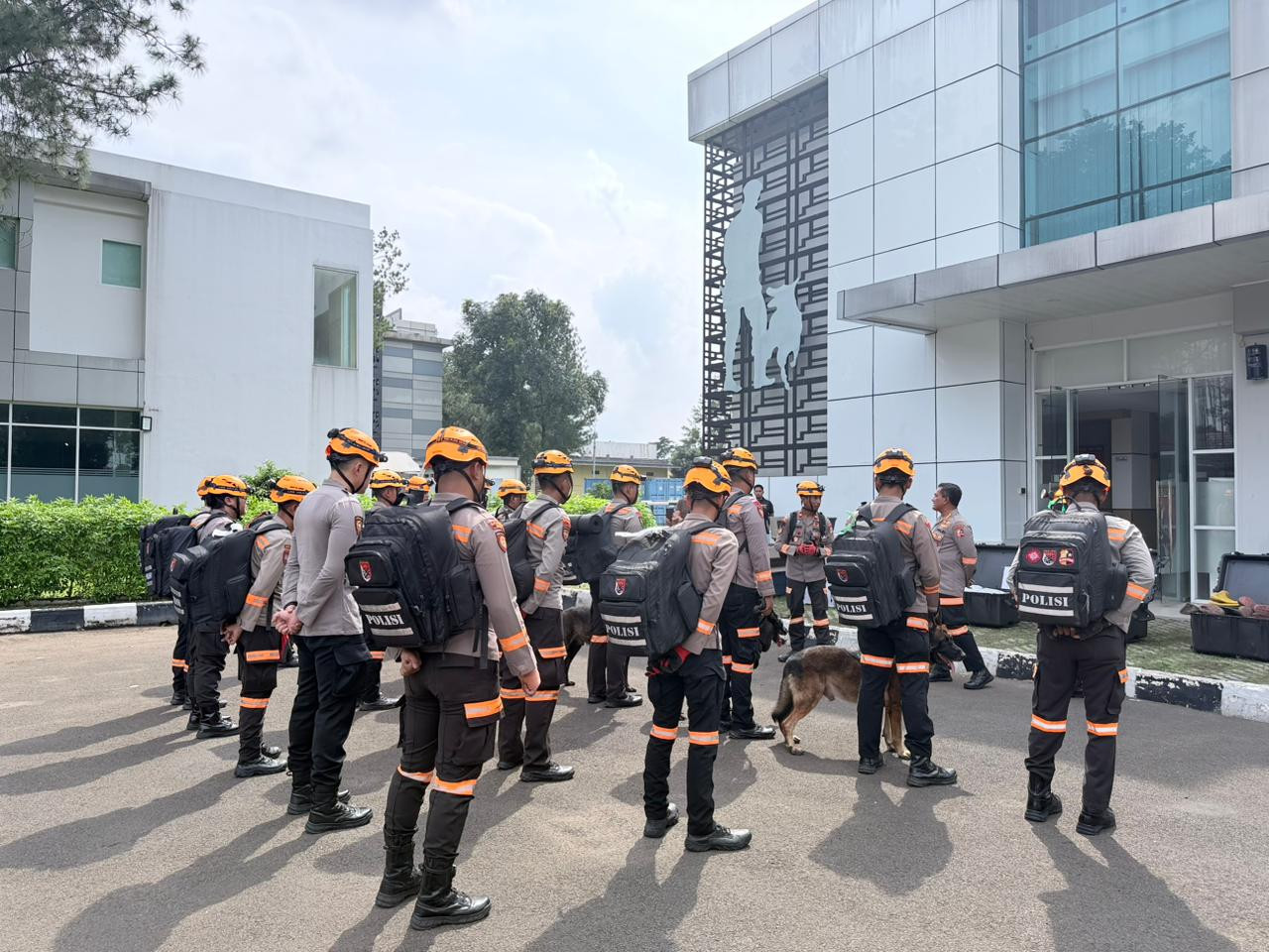 DEN K9 SAR DITPOLSATWA KORSABHARA BAHARKAM POLRI PERKUAT PENANGANAN BENCANA LONGSOR DI PASIRLANGU