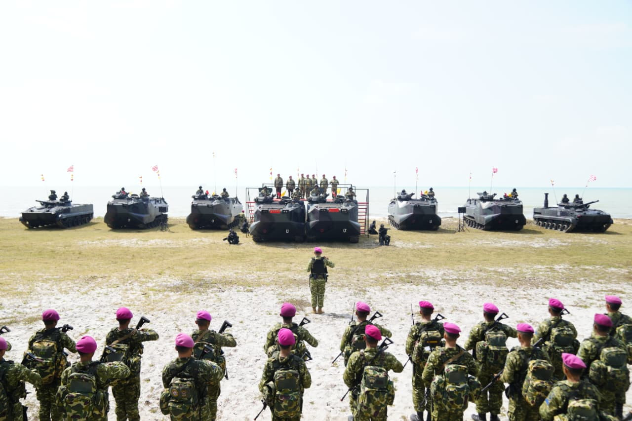 Wakil Panglima TNI dan Sejumlah Pejabat Negara Terima Warga Kehormatan dan Brevet Korps Marinir