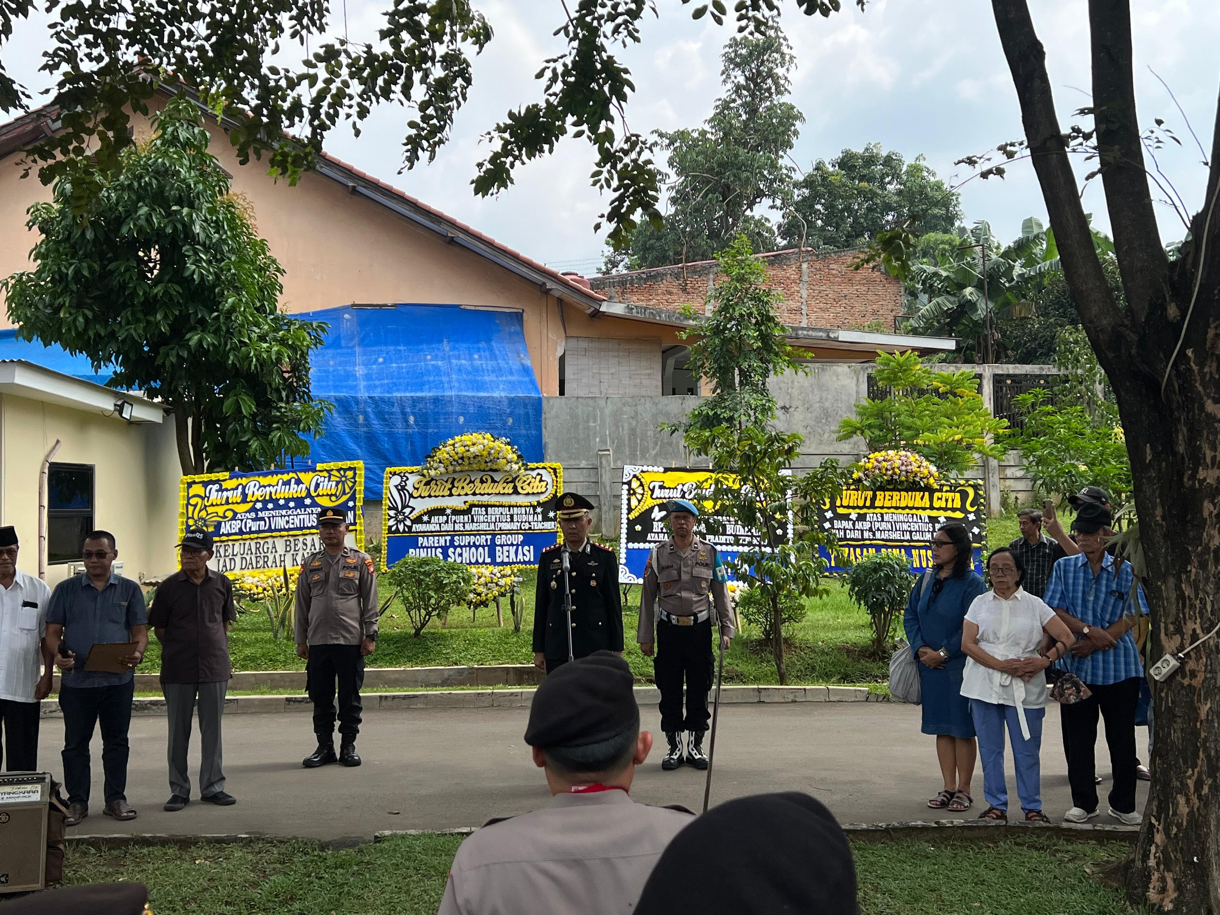 Penuh Khidmat, Tim 3 Presisi Polres Metro Bekasi Kota Kawal Upacara Pemakaman AKBP (Purn) Vincentius Budiman di Cikeas