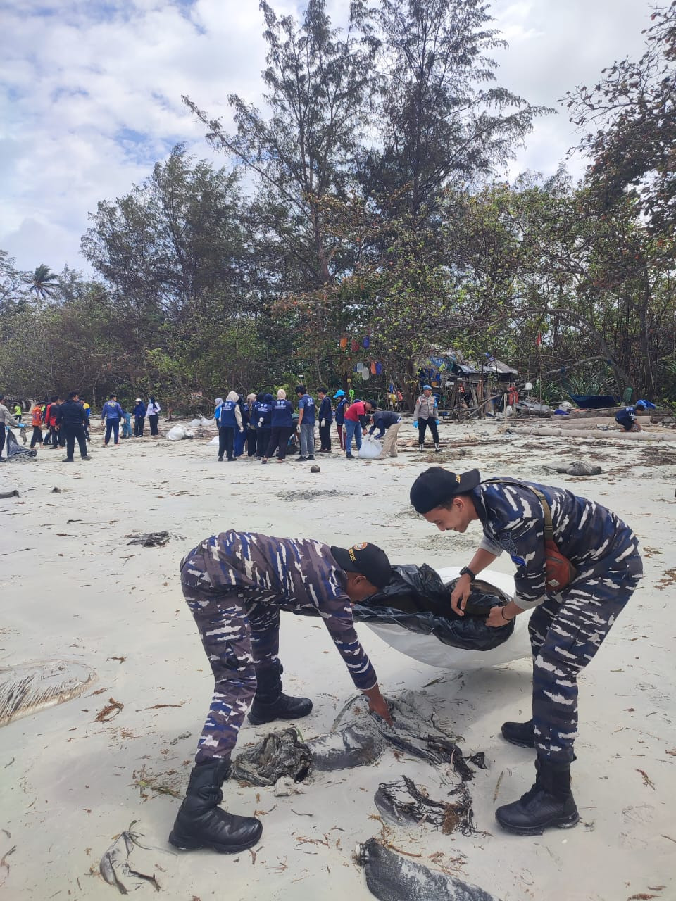 Aksi Bersih Pantai Prajurit Posal Berakit