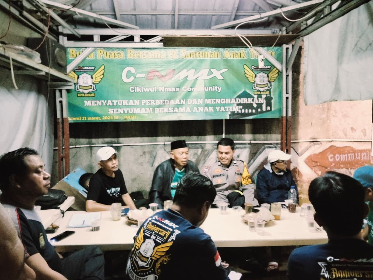 Perkuat Keamanan Lingkungan, Bhabinkamtibmas Polsek Bantargebang Sambangi Warga Cikiwul pada Jam Rawan