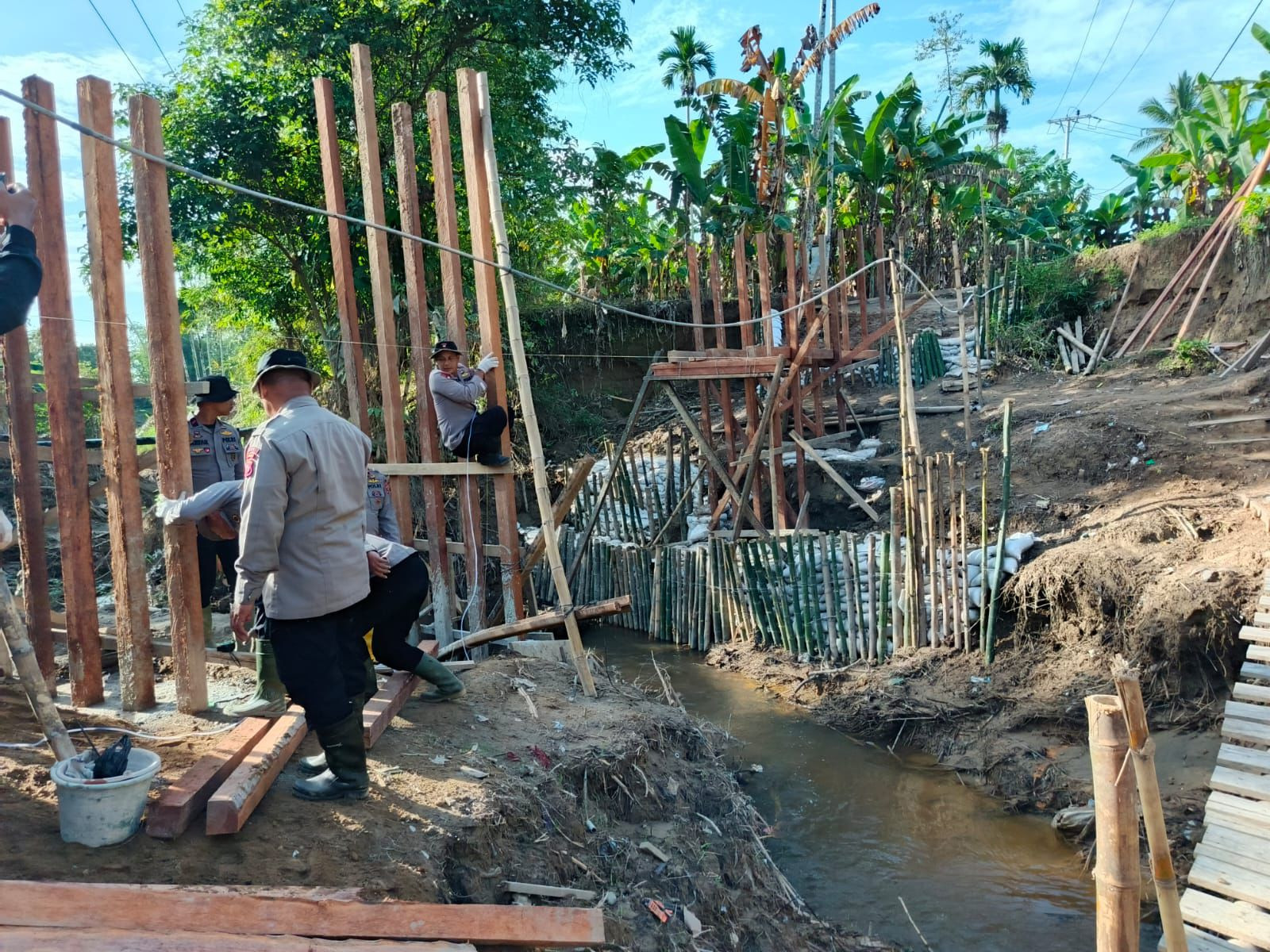 Brimob Polda Sumbar Rampungkan Jembatan Darurat, Mobilitas Warga Kataping–Sungai Buluah Kembali Normal