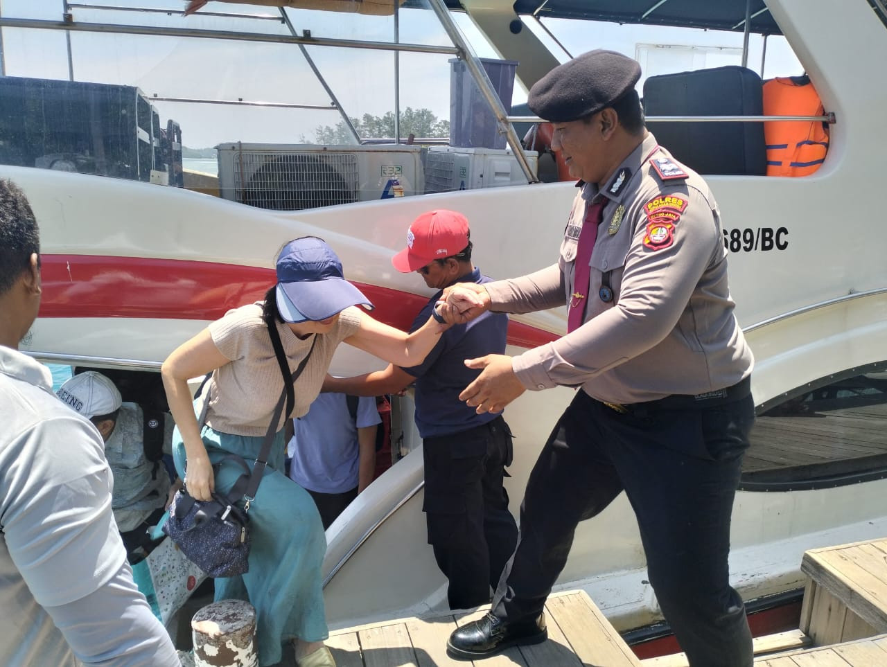 Polres Kepulauan Seribu Rutin Gelar Strong Point di Dermaga, Pastikan Aktivitas Warga dan Wisatawan Aman