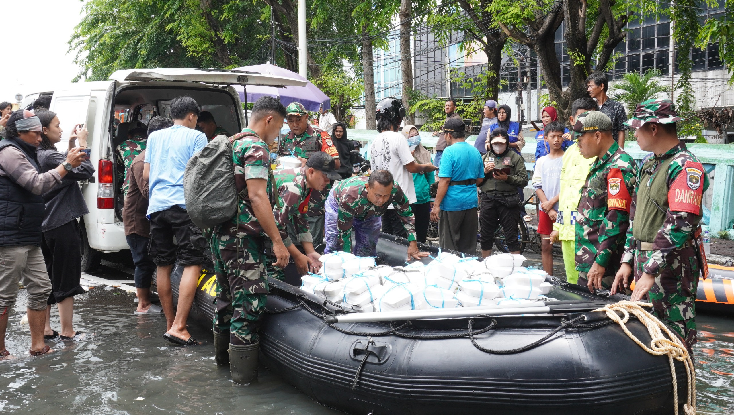Dandim 0502/Jakarta Utara Instruksikan Evakuasi Banjir, Kapten Inf Noldy Pimpin Aksi Kemanusiaan di Kapuk Muara