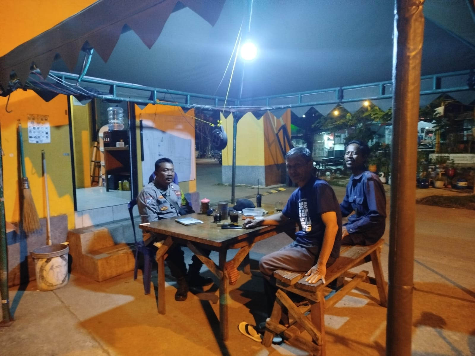 Bukan Sekadar Ngopi, Kunjungan Kanit Binmas Polsek Medansatria Perkuat Kinerja Siskamling THB