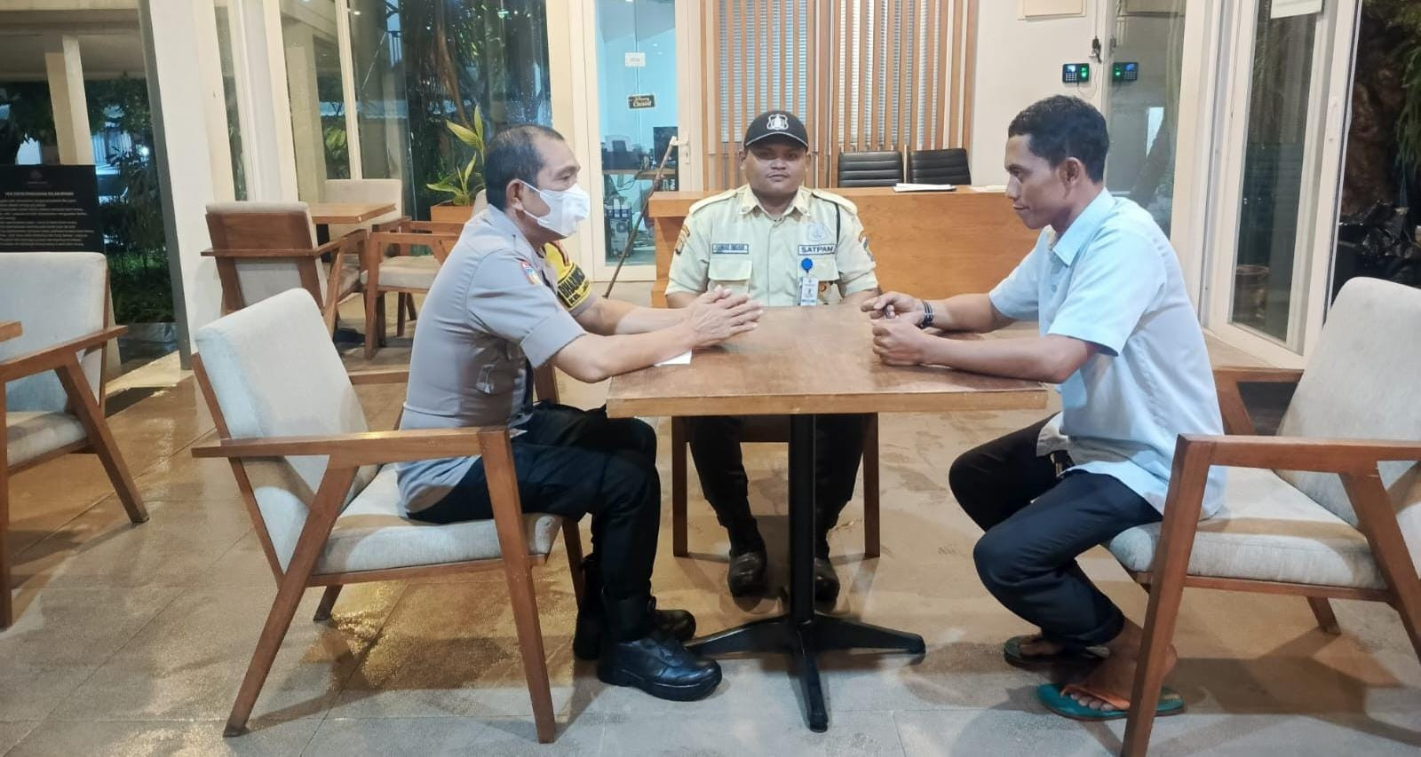 Bhabinkamtibmas Cimuning Ajak Warga Tingkatkan Kewaspadaan Lewat Patroli Malam