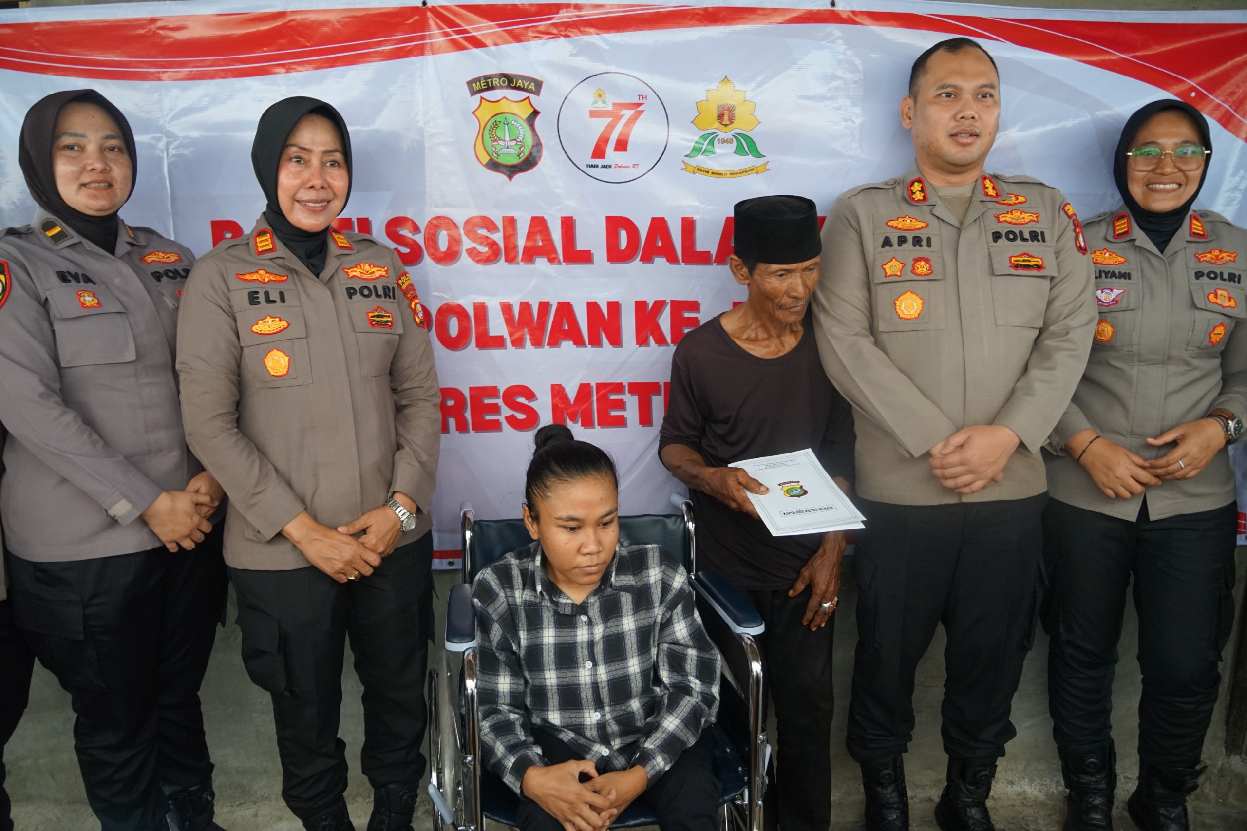 Hari Jadi Polwan ke-77: Wakapolres Metro Bekasi Serahkan Kursi Roda untuk Rohati, Penyandang Disabilitas di Tarumajaya