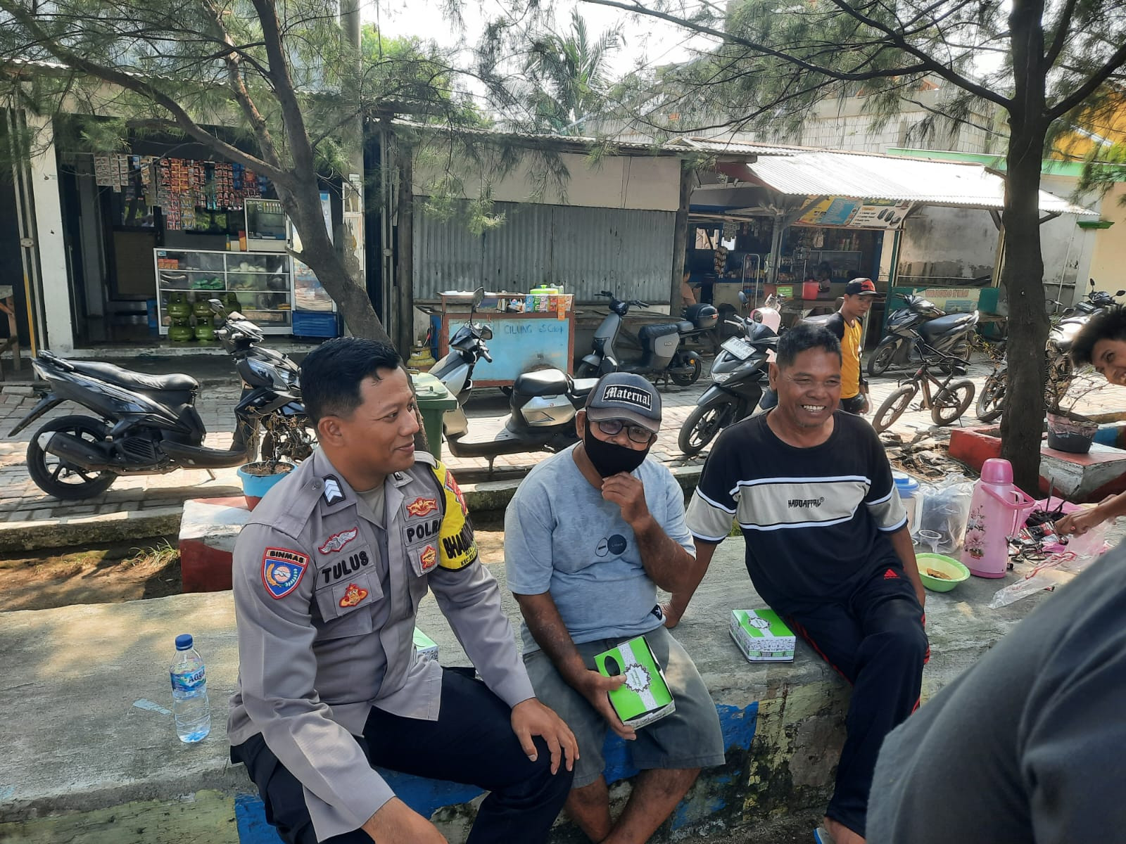 Bhabinkamtibmas Pulau Lancang Jakarta On The Spot Sambang Warga, Sosialisasikan Layanan Polri 110 dan Ajak Warga Jaga Keamanan Lingkungan
