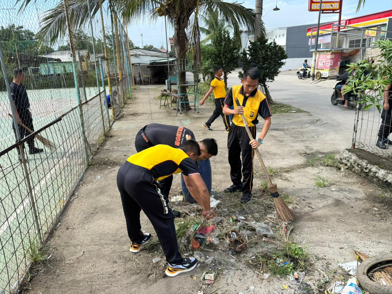 Brimob Polda Metro Jaya Gelar Bakti Sosial Kebersihan di Masjid Jami Nurul Jannah Hegarmukti