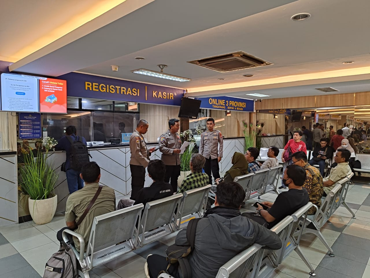 Itwasda Polda Metro Jaya Kenalkan SP4N-Lapor ke Warga di Lokasi Samsat Jakarta Selatan